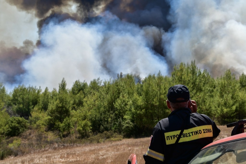 Πάει καλύτερα η φωτιά στην Άμφισσα – “Έσπασε” σε μικρότερα μέτωπα – Φόβοι για αναζωπυρώσεις (vids)