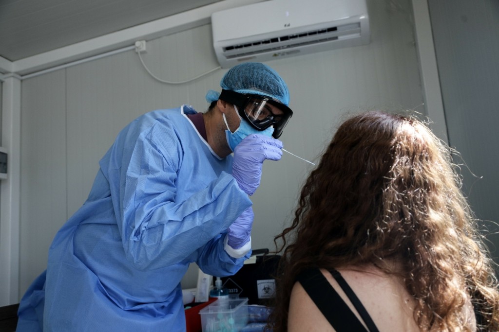 Σχεδόν 90 θάνατοι από κορονοϊό την τελευταία εβδομάδα – Μειώθηκαν τα κρούσματα γρίπης