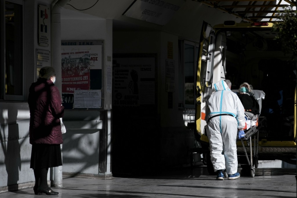 Ο κορονοϊός πιέζει τα νοσοκομεία – Αύξηση πάνω από 40% στις εισαγωγές – “Γίνεται πανικός”