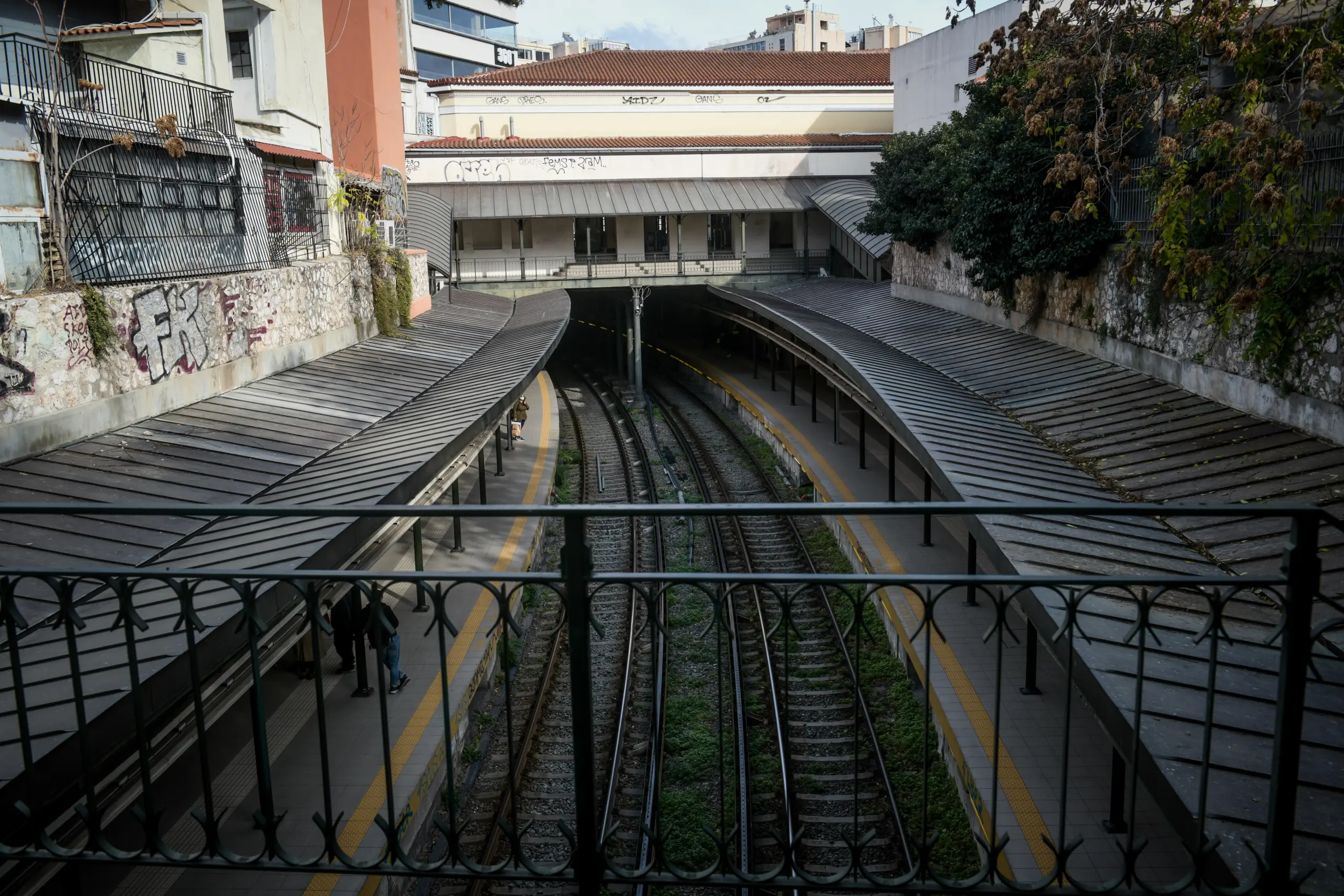 Φρικτό ατύχημα στον ηλεκτρικό στο Μοναστηράκι – Κοριτσάκι έπεσε στο κενό μεταξύ αποβάθρας και συρμού (ΣΚΛΗΡΕΣ ΕΙΚΟΝΕΣ)