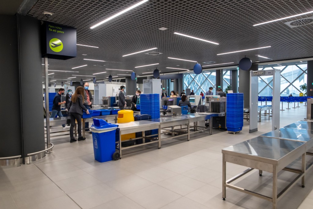 Κατασχέθηκαν 9500 πακέτα λαθραίου εμπορεύματος στη Θεσσαλονίκη – “Ήθελα να βοηθήσω την οικογένειά μου”