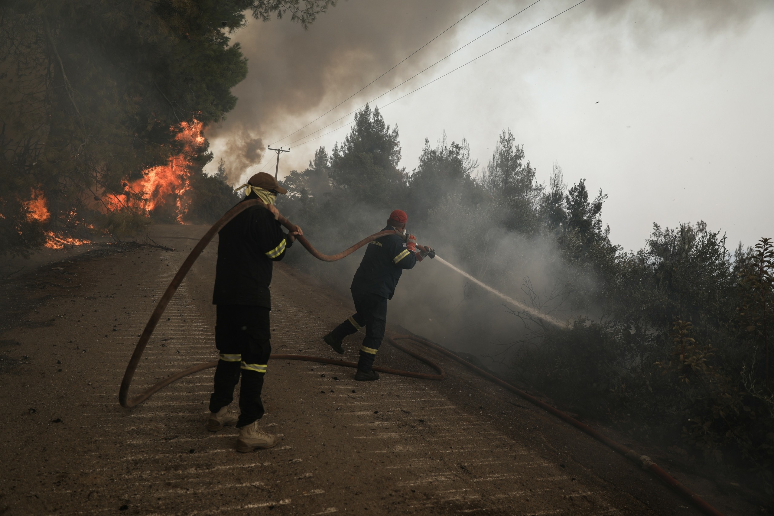 Μεγάλη φωτιά τώρα στην Κάρυστο – “Μάχη” με τις φλόγες και τους ισχυρούς ανέμους