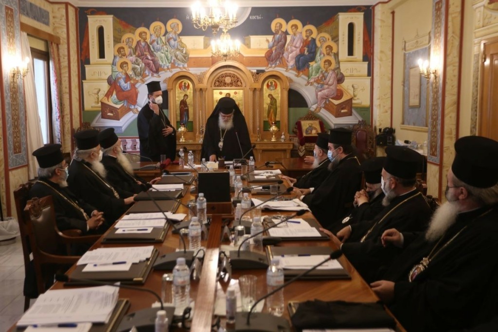Ιερά Σύνοδος εναντίον Αρχιεπισκόπου Αμερικής – Βάπτισε παιδί ομόφυλου ζευγαριού στη Βουλιαγμένη