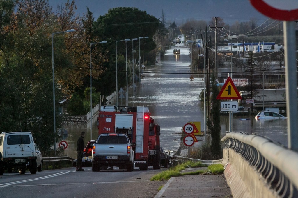 Σαρώνουν τη χώρα οι βροχές και καταιγίδες – Κατέρρευσαν γέφυρες, προβλήματα σε Σκύρο και Κρήτη (vids)