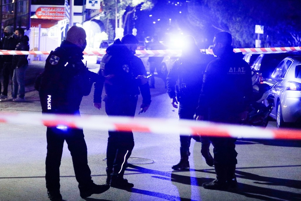 Πυροβόλησαν με… καραμπίνα κατά νυχτερινού κέντρου στην Πετρούπολη