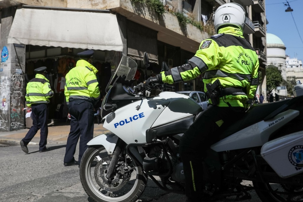 Δύο ένοπλες ληστείες σε σούπερ μάρκετ στη Γλυφάδα μέσα σε μισή ώρα – Άδειασαν τα ταμεία και “έγιναν καπνός”