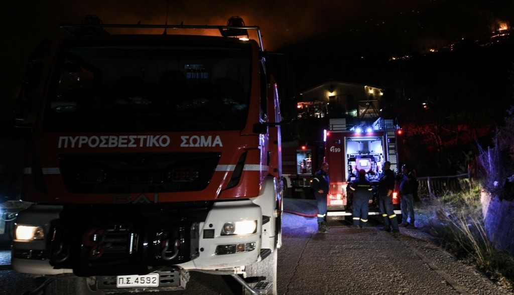 Φωτιά στις εγκαταστάσεις της Real στο Μαρούσι – Έγιναν τρεις εκρήξεις, βρέθηκαν γκαζάκια (vids)
