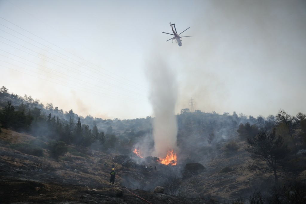 Μεγάλη φωτιά κοντά στο γήπεδο Πανοράματος στη Φυλή (pics)