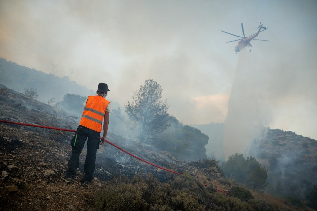 Οριοθετήθηκε η μεγάλη στη Σάμο – Συνεχίζονται οι ρίψεις νερού από τα εναέρια μέσα (vids)