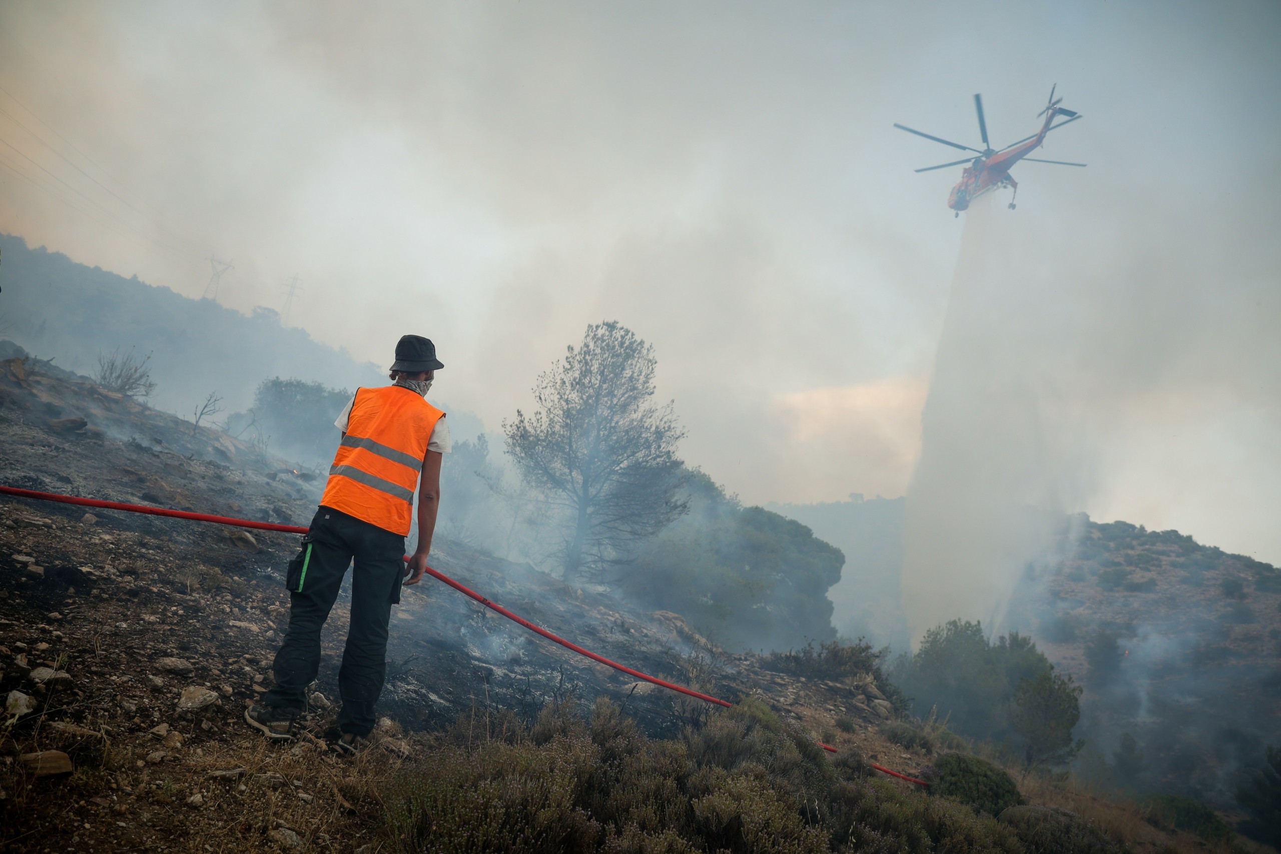 Οριοθετήθηκε η μεγάλη στη Σάμο – Συνεχίζονται οι ρίψεις νερού από τα εναέρια μέσα (vids)