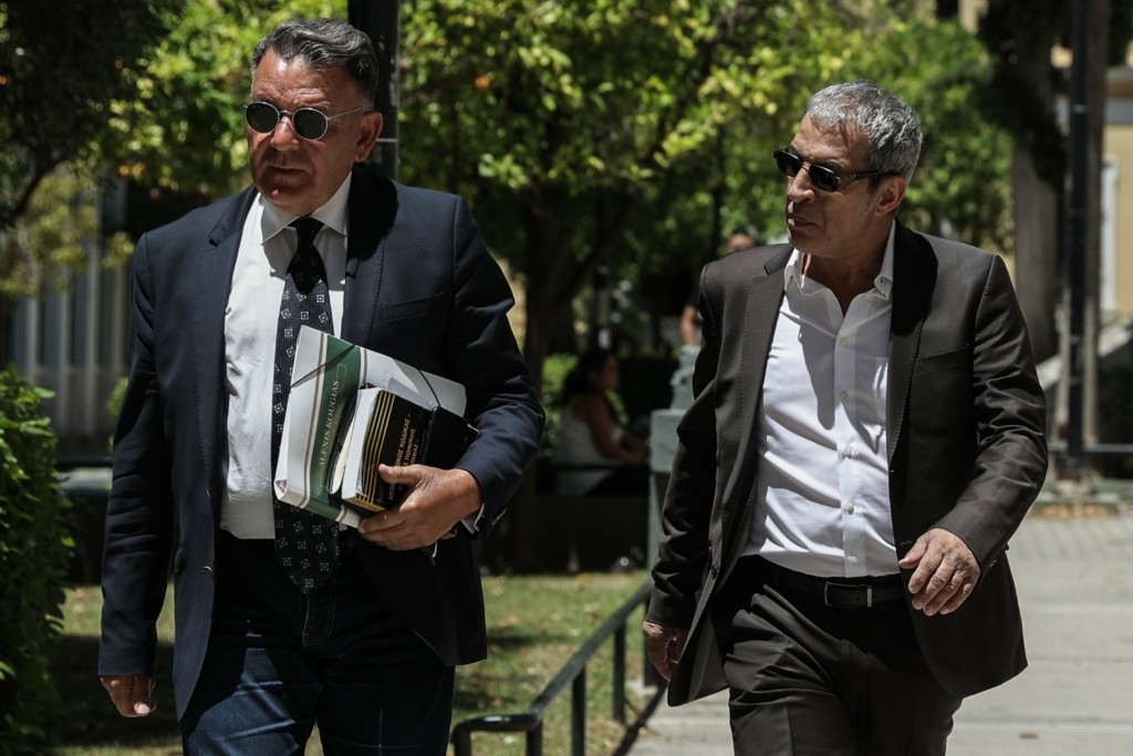 Στο εδώλιο του αυτοφώρου ο Θέμης Αδαμαντίδης – Δικάζεται για τον ξυλοδαρμό της συντρόφου του