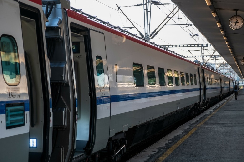 Φρικτό ατύχημα στη Θήβα – Τρένο ακρωτηρίασε 45χρονο