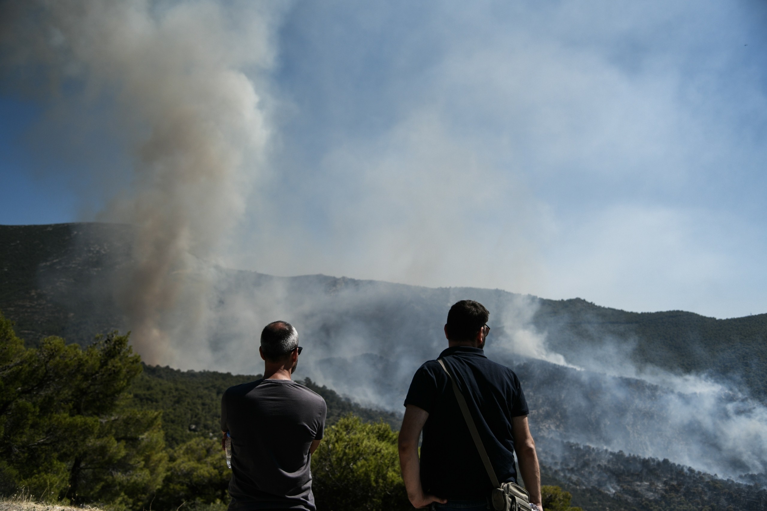 Οριοθετήθηκε η φωτιά στη Λευκάδα – Επιχειρούν τα εναέρια μέσα (vids)