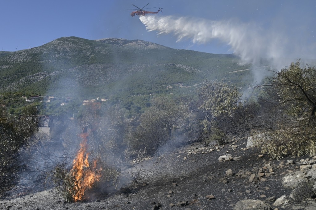 Φωτιά στην Κεφαλονιά – Επιχειρούν και εναέρια μέσα