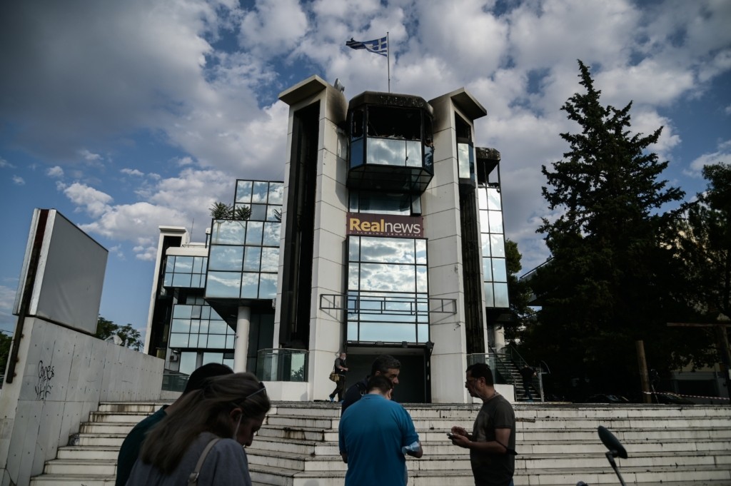 Σοβαρές ζημιές στο κτίριο της Real μετά τις εκρήξεις από γκαζάκια – Στο νοσοκομείο μια εργαζόμενη (vids)