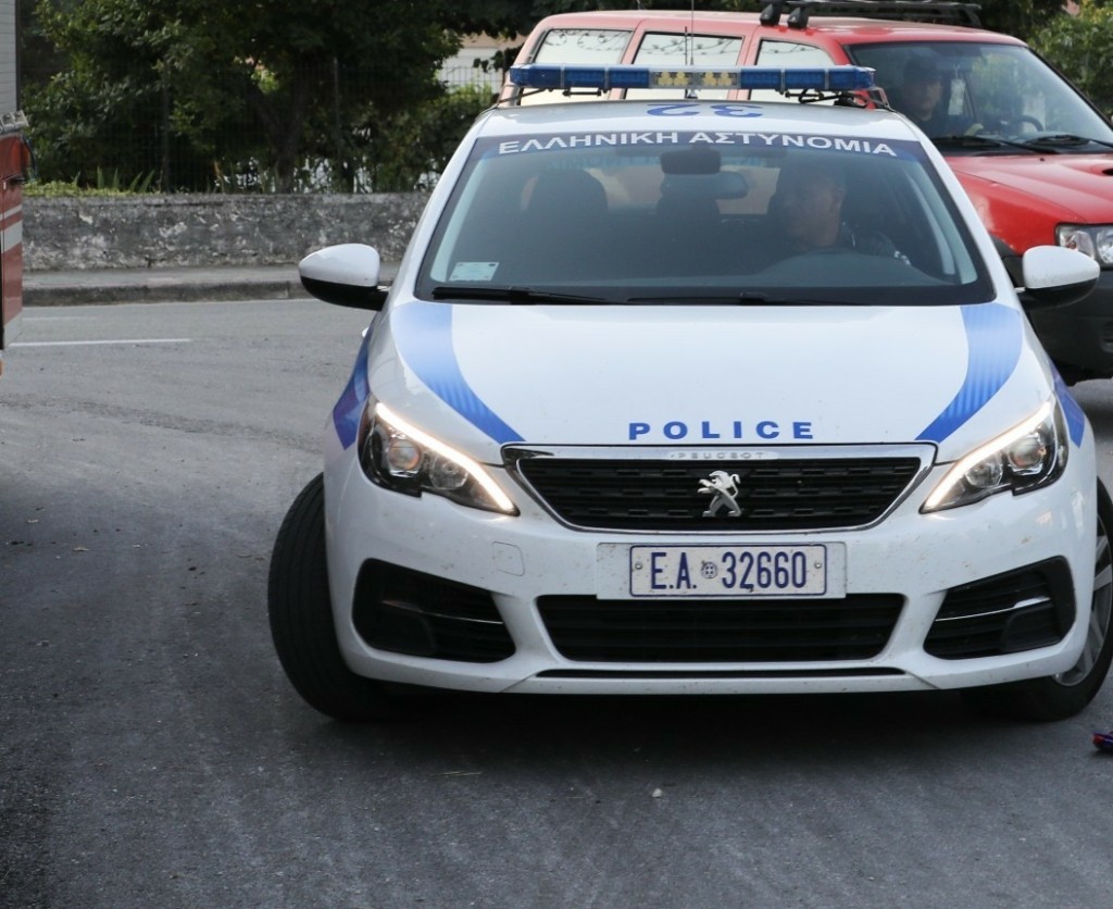 Χειροπέδες σε αστυνομικό για το βιασμό ανήλικης – Εκμεταλλευόταν την ιδιότητά του ως προπονητής