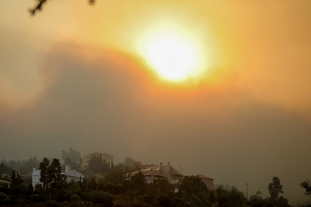 Καίγονται σπίτια στο Ντράφι – Ανεξέλεγκτη η φωτιά – Βρέχει στάχτες σε όλο το λεκανοπέδιο