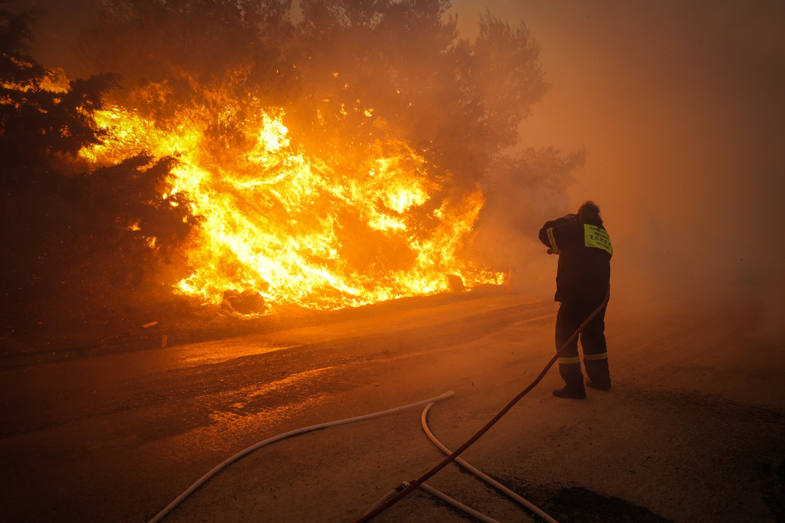 Εκκενώνεται το νοσοκομείο Παίδων Πεντέλης – Φλόγες “καταπίνουν” ολόκληρες γειτονιές σε Ντράφι και Ανθούσα