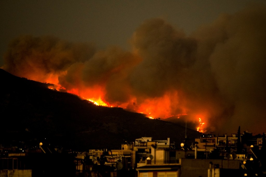 Καίει ασταμάτητα το πύρινο μέτωπο στην Πεντέλη – Στη “μάχη” και οι Ένοπλες δυνάμεις