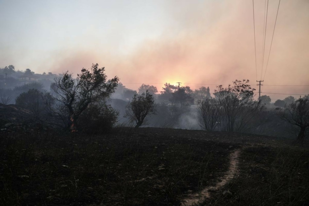 Αποπνικτική ατμόσφαιρα στη Πεντέλη – Μέχρι τα Κύθηρα και τη Κρήτη έφτασε ο καπνός (pic)