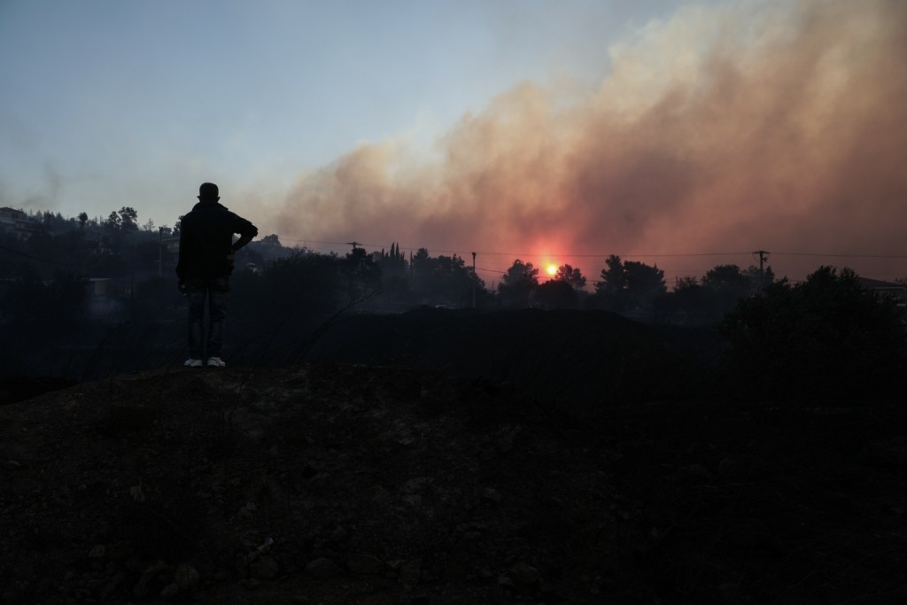 Καίει η μεγάλη φωτιά στη Μεγαλόπολη – Ενισχύονται οι δυνάμεις – Ποιοι δρόμοι έχουν κλείσει (vid)