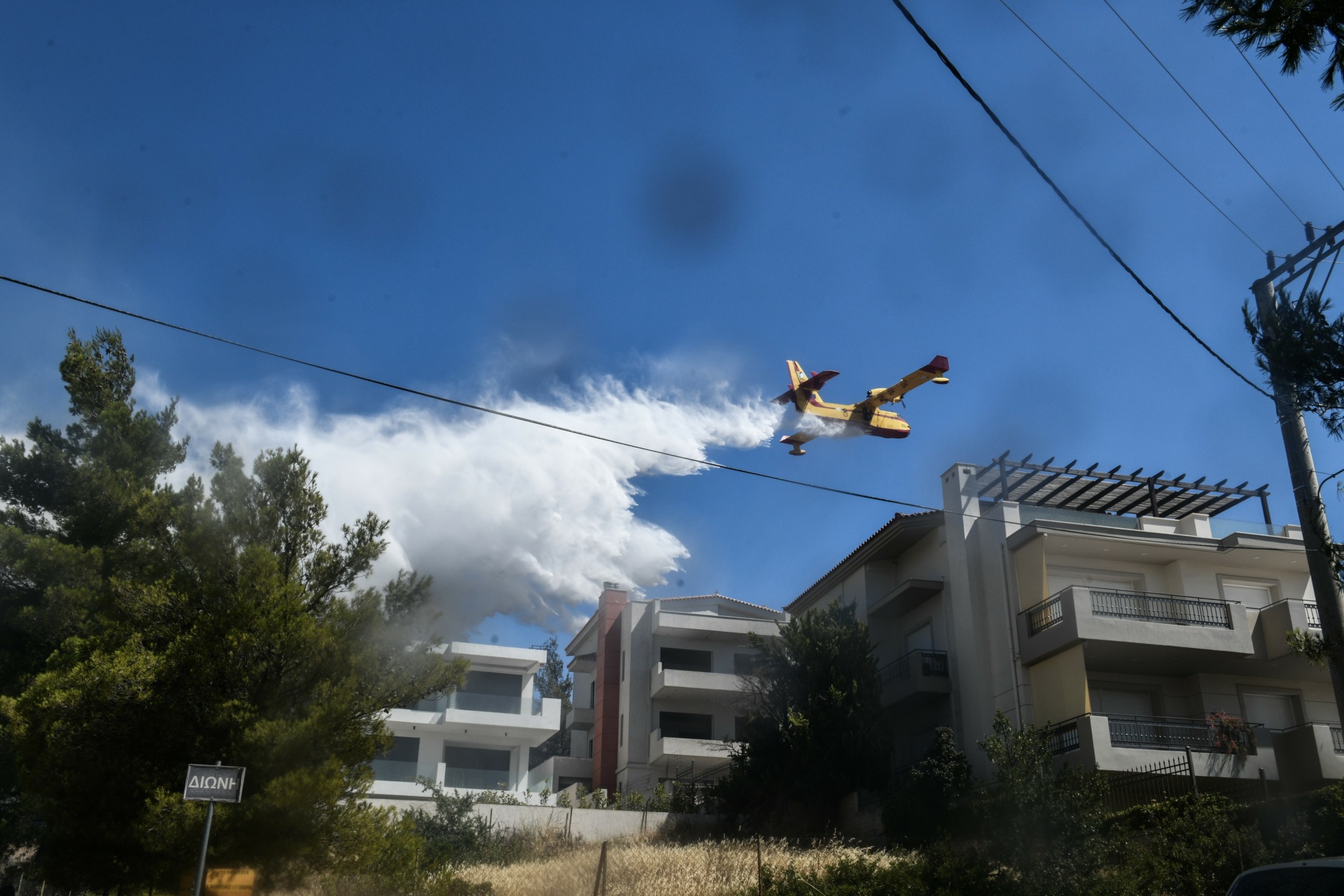 Σε Διώνη και Δασαμάρι το πύρινο μέτωπο – Διάσπαρτες εστίες σε Ανθούσα και Παλλήνη (vids)