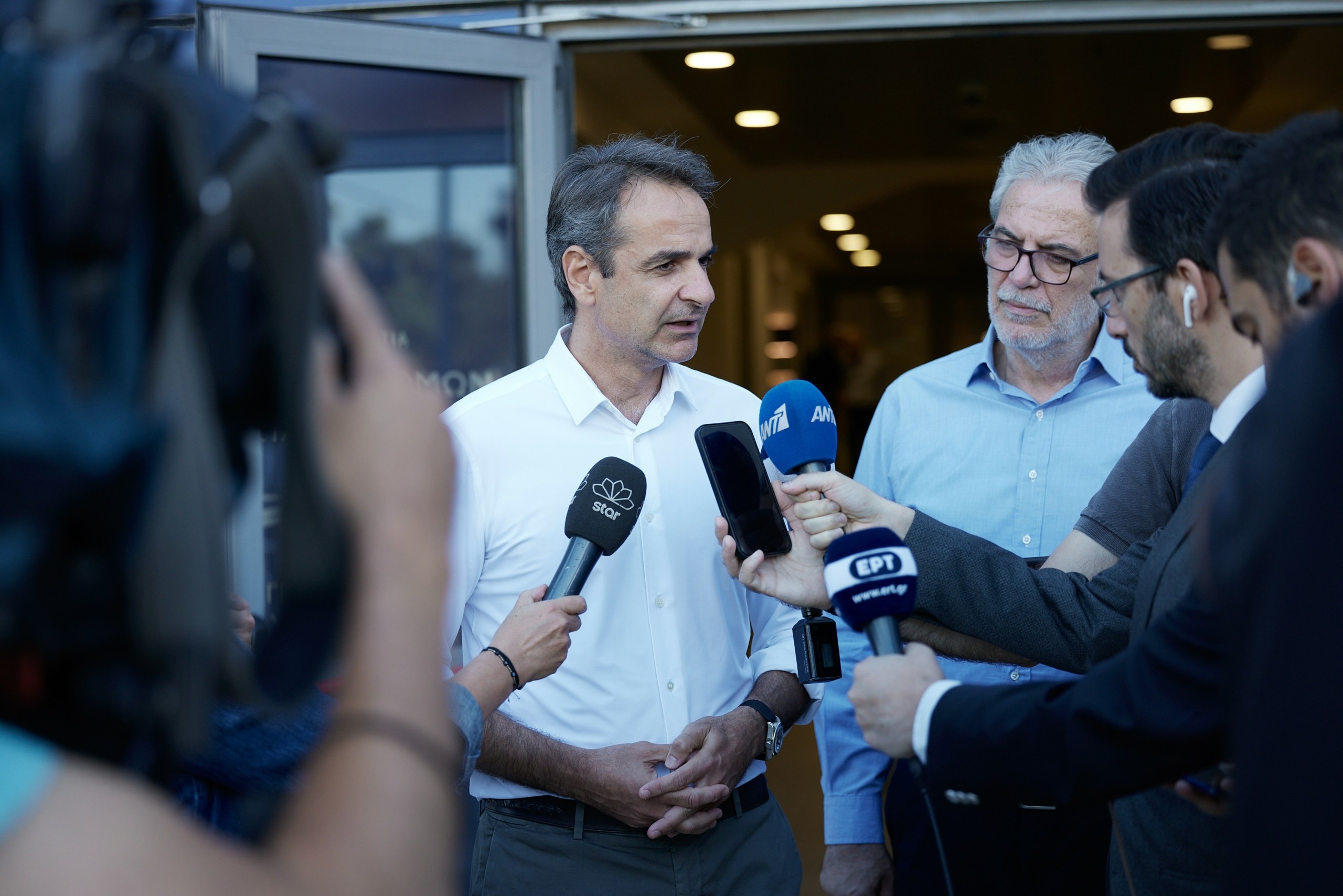 Στα καμμένα της Πεντέλης ο Κυριάκος Μητσοτάκης – Ικανοποιημένος ο πρωθυπουργός από τη διαχείριση