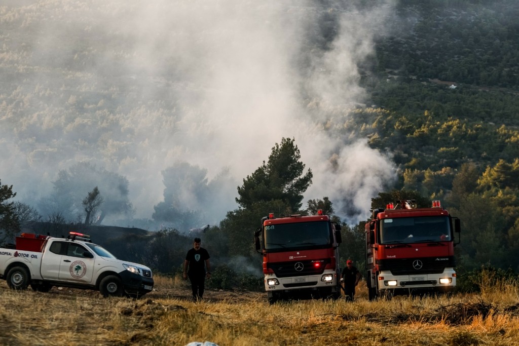 Χωρίς ενεργό μέτωπο η φωτιά στα Μέγαρα, “καντηλάκια” στη Σαλαμίνα – Φόβος για αναζωπυρώσεις