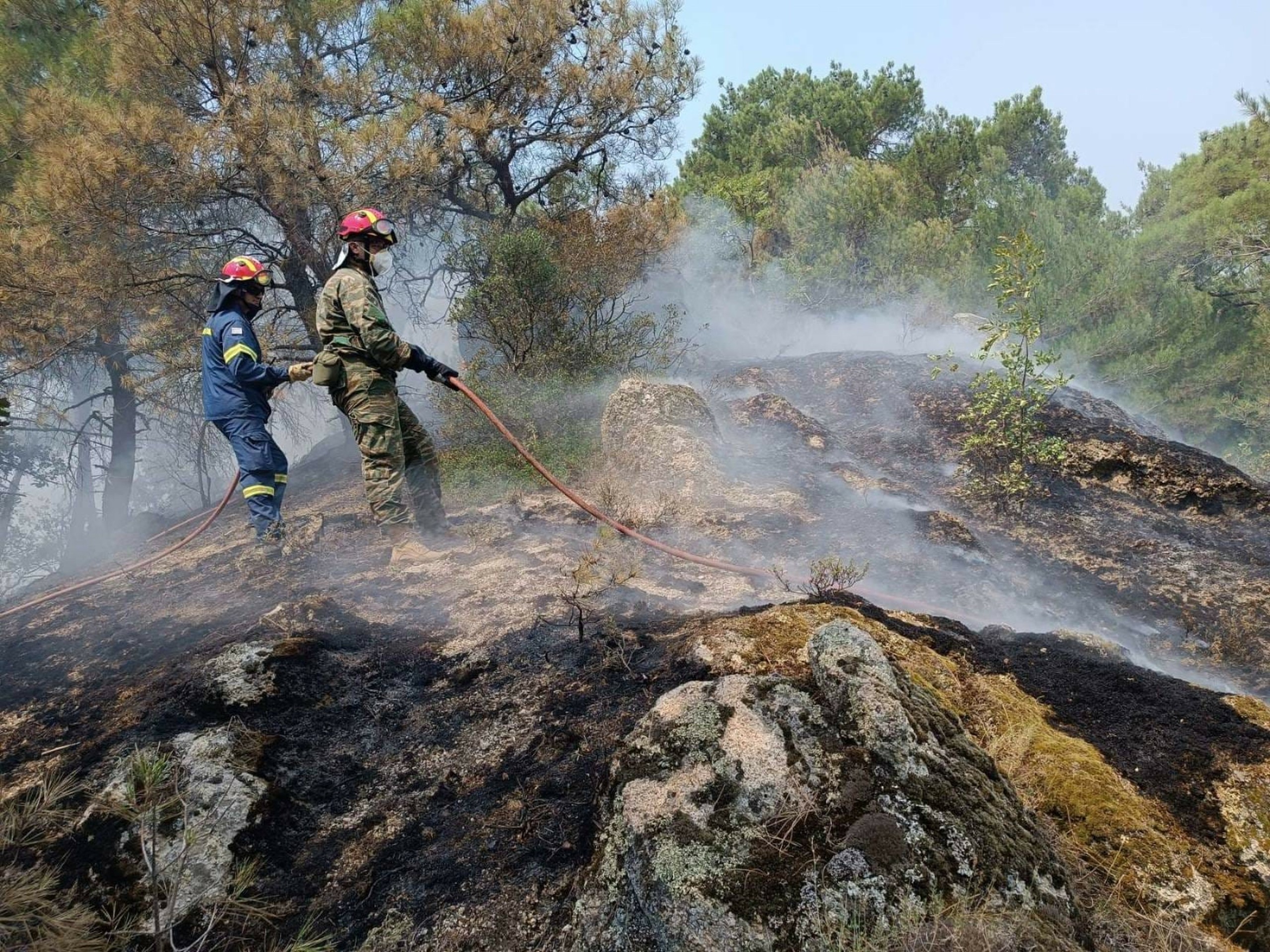 Πύρινος όλεθρος στον Έβρο – Εκκενώθηκε το μοναστήρι στη Δαδιά – Αλλάζει συνεχώς κατεύθυνση η φωτιά (vids)