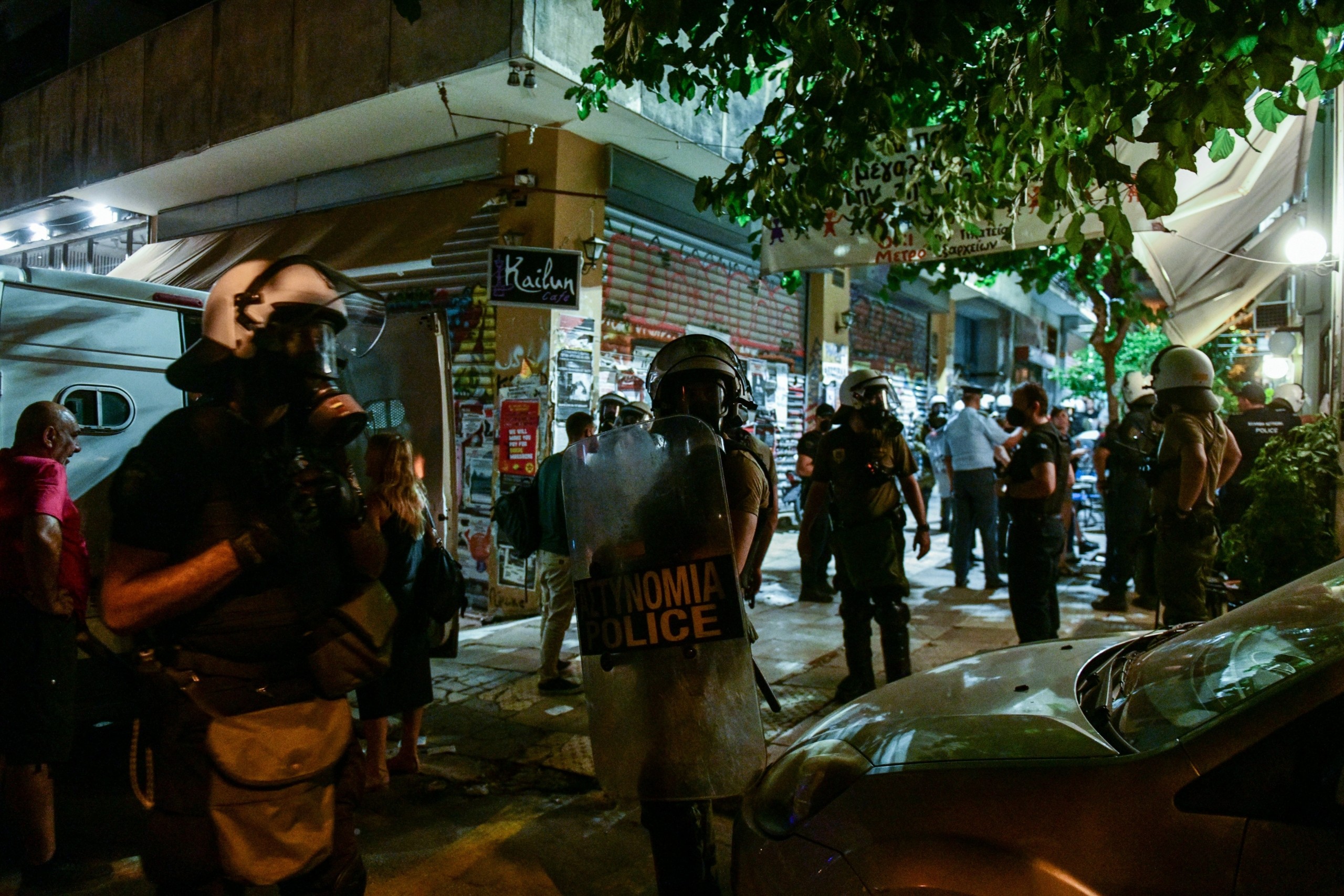 Σάλος με βίντεο που δείχνουν αστυνομικούς να χτυπούν πολίτες στα Εξάρχεια μετά από διαδήλωση