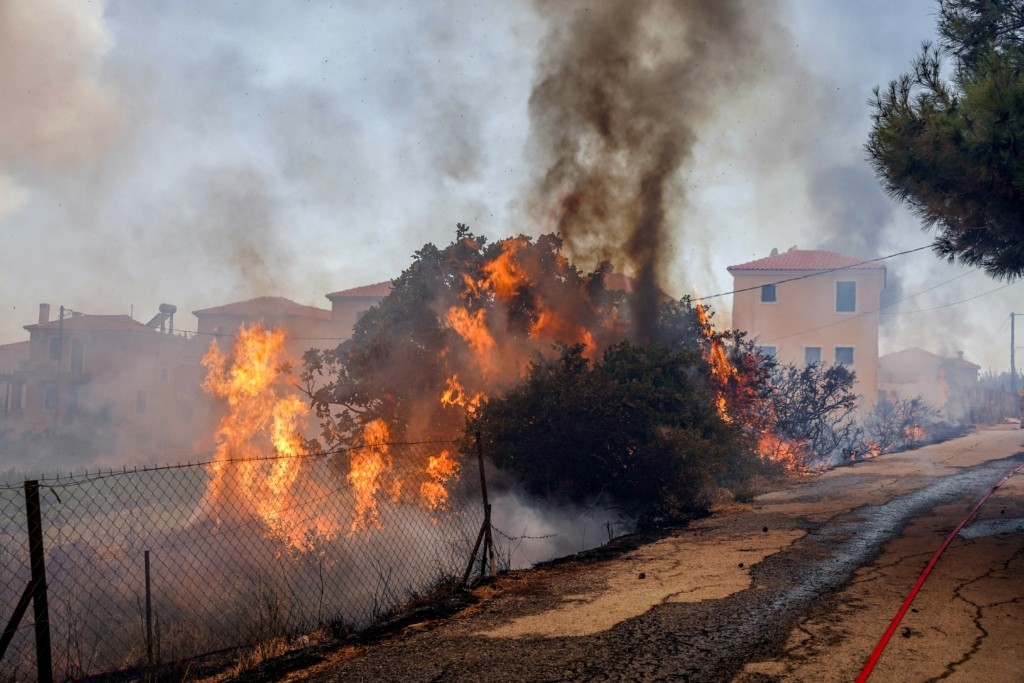 Μεγάλη αναζωπύρωση στη φωτιά στη Λέσβο –  Συνεχίζεται η μάχη με τις φλόγες (vids)
