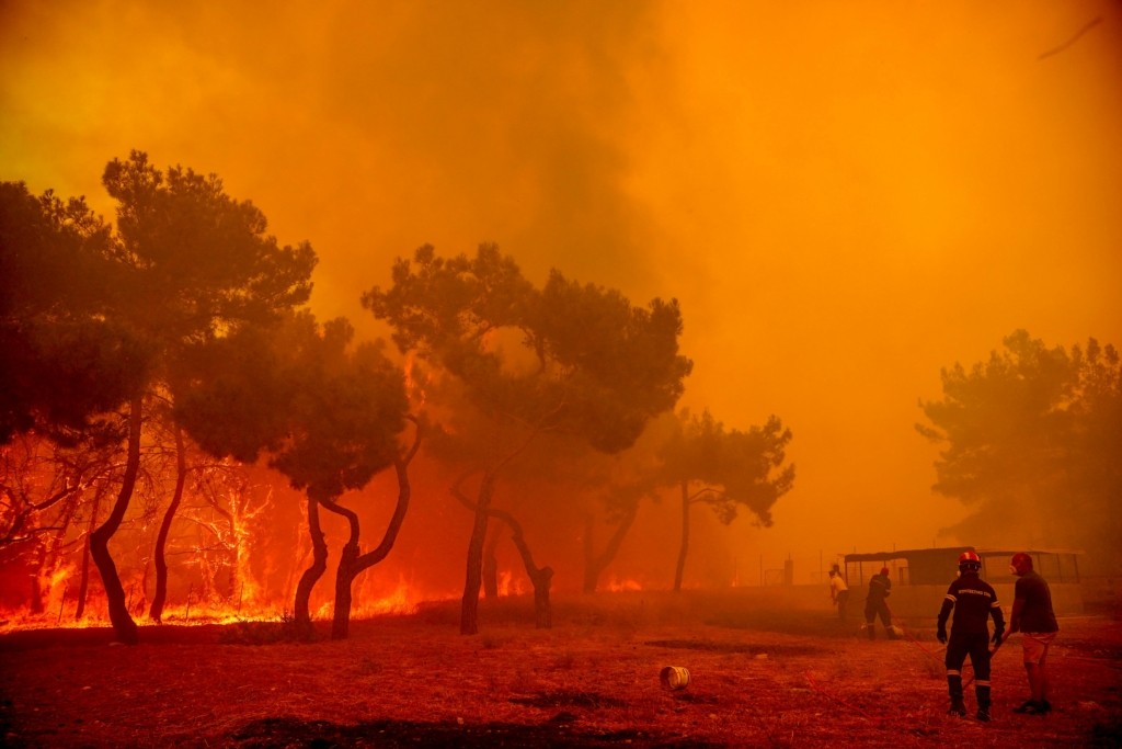 Οι φλόγες “βουλιάζουν” τη Λέσβο – Κάηκαν μέχρι και οι ξαπλώστρες στην παραλία – Τα τρία μέτωπα που έχουν ζώσει το νησί