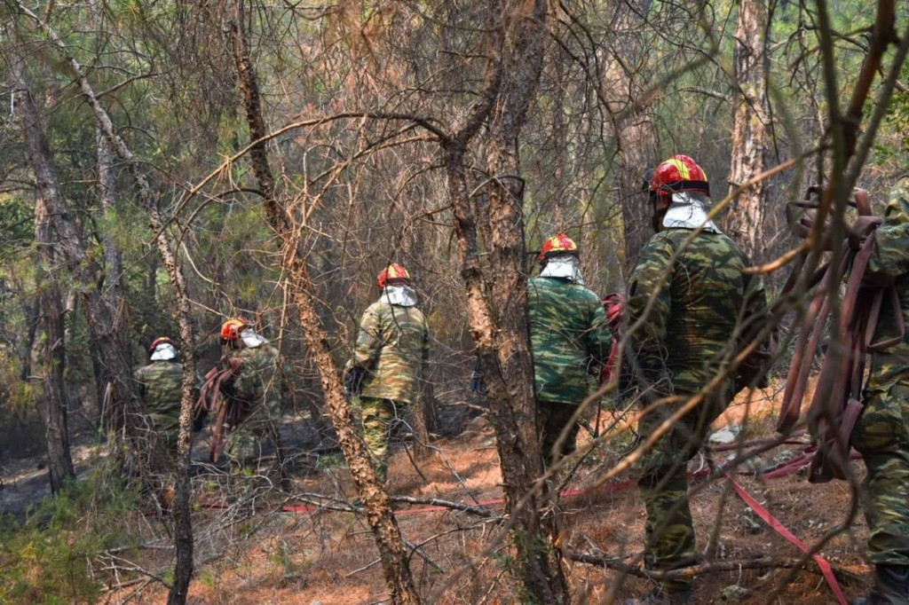 Δραματική η κατάσταση στη Δαδιά στον Έβρο – Ανεξέλεγκτο το πύρινο μέτωπο – Επιχειρούν μόνο ελικόπτερα λόγω των καπνών (vids)