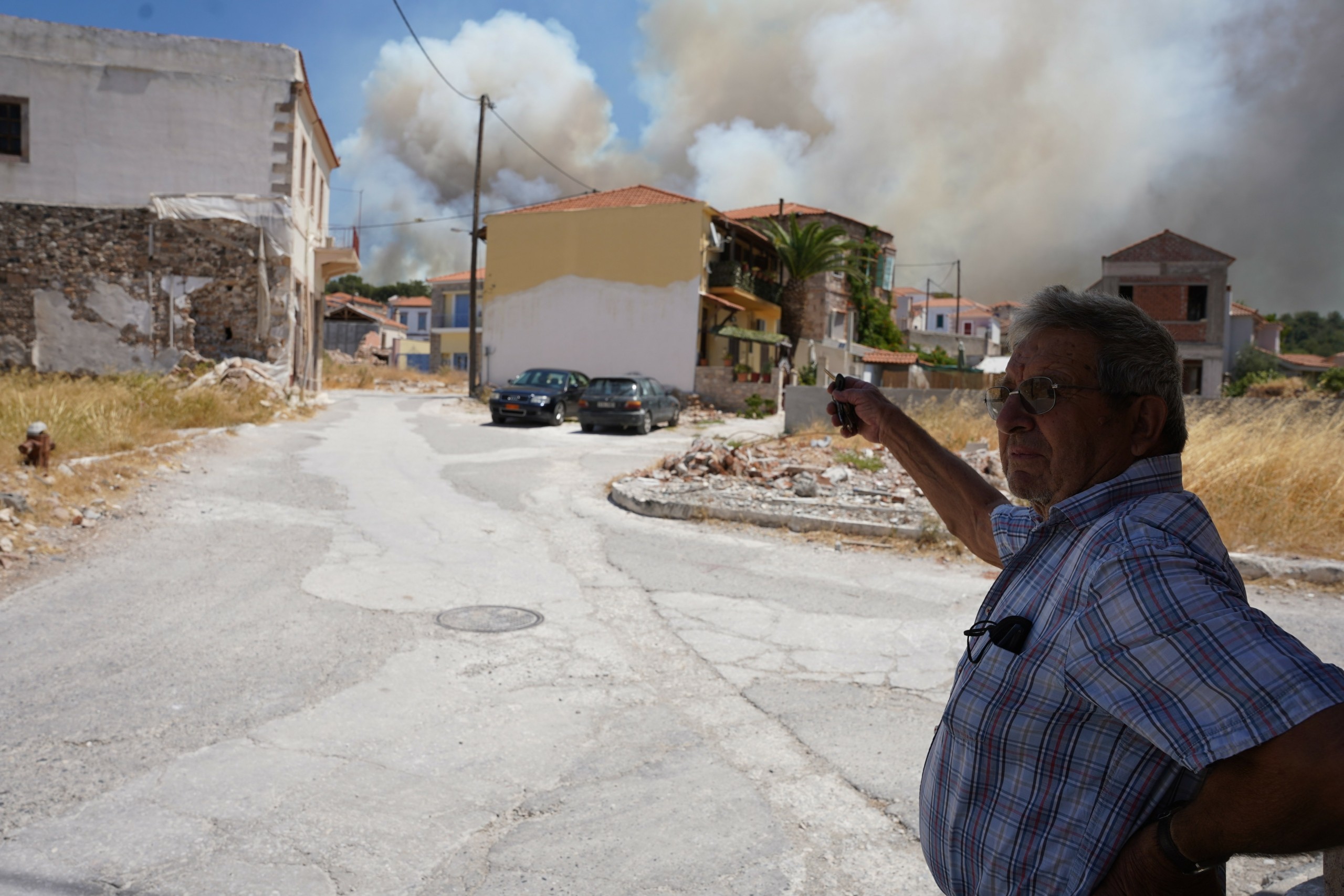 Έσβησε η μεγάλη φωτιά στη Λέσβο – Επιστρέφουν στα σπίτια τους οι κάτοικοι (vid)