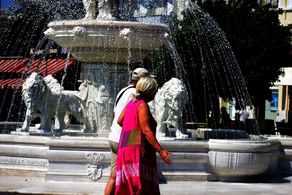 Ζέστη με τοπικές καταιγίδες την Παρασκευή σε όλη τη χώρα