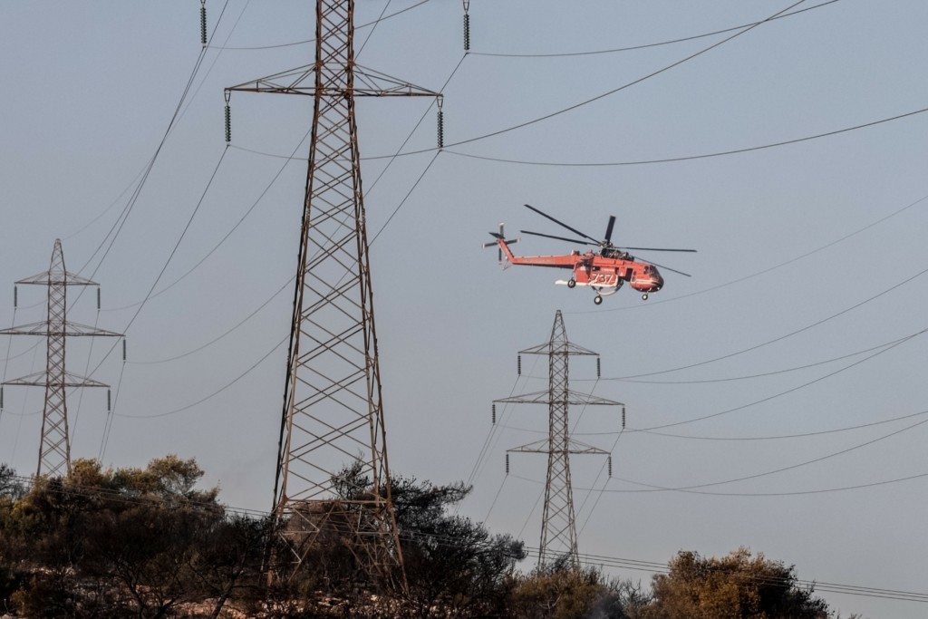 Πολύ καλύτερη εικόνα για τη φωτιά στη Μάνδρα – Προσήχθη μια 55χρονη (vid)