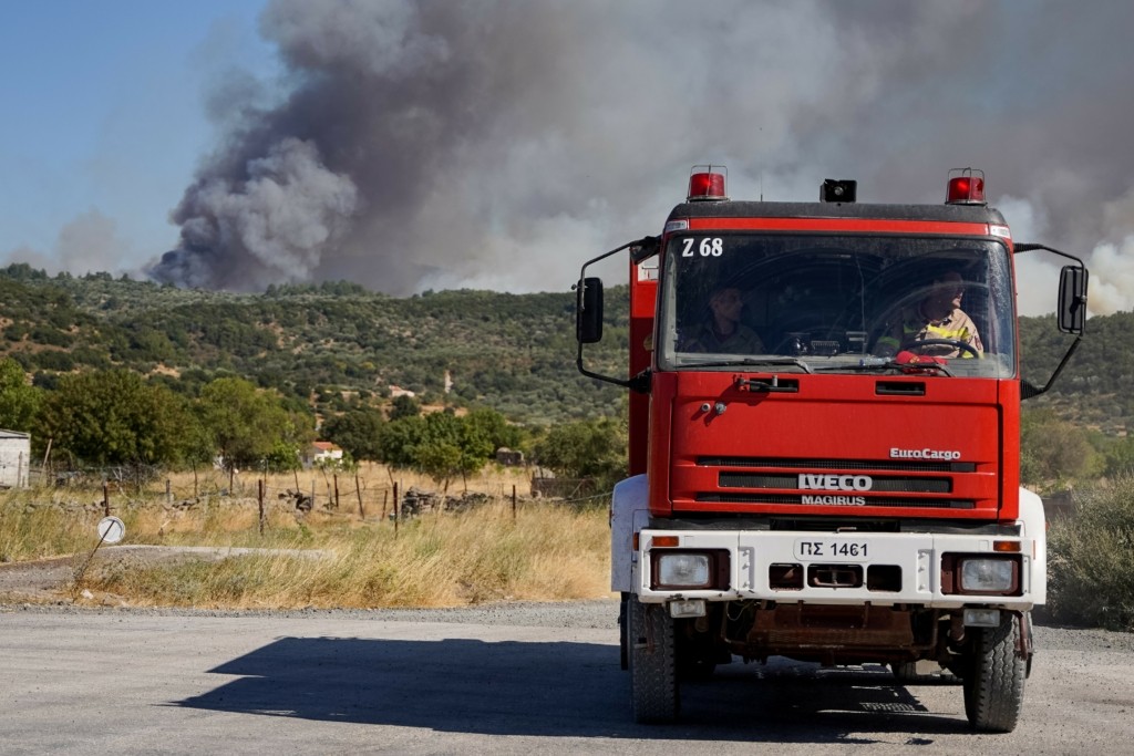 Μάχη πυροσβεστών και εθελοντών για τον έλεγχο της μεγάλης πυρκαγιάς στη Λέσβο (vids)