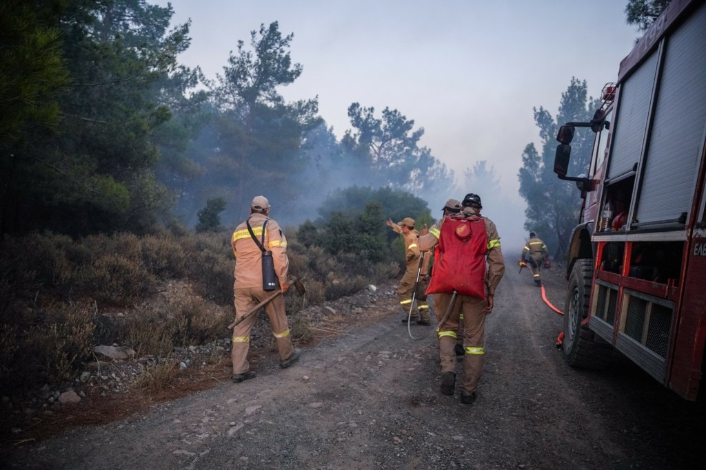 Σε ύφεση η φωτιά στη Λίμνη Δασίου στο Ξυλόκαστρο Κορινθίας (vids)
