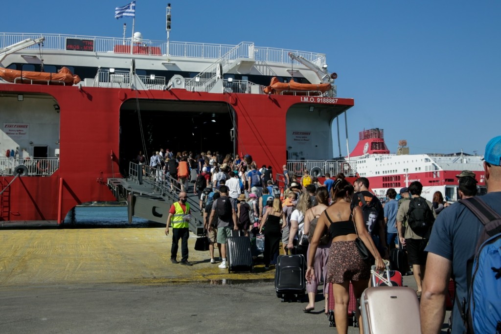 Πανικός στο λιμάνι του Πειραιά – Φεύγουν οι ταξιδιώτες για τα νησιά – Ουρές έξω από τα πλοία (vid)