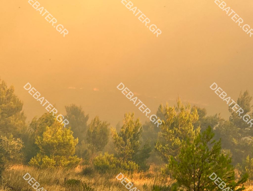 H τεράστια φωτιά στο Νταού Πεντέλης μέσα από φωτογραφίες και βίντεο του DEBATER