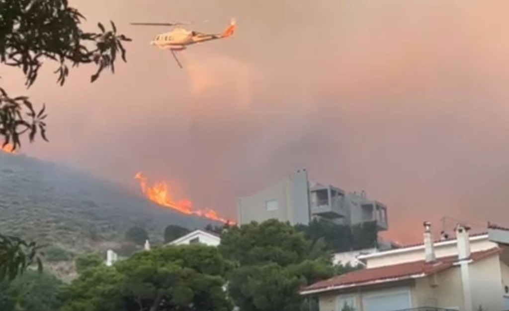 Ελικόπτερο πετά πάνω από την πύρινη λαίλαπα και εξαφανίζει “λωρίδα” φωτιάς στο Ντράφι (vid)