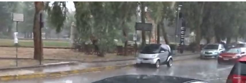 Σε ποτάμια μετατράπηκαν οι δρόμοι στη Χαλκίδα από το σφοδρό κύμα κακοκαιρίας (vid)