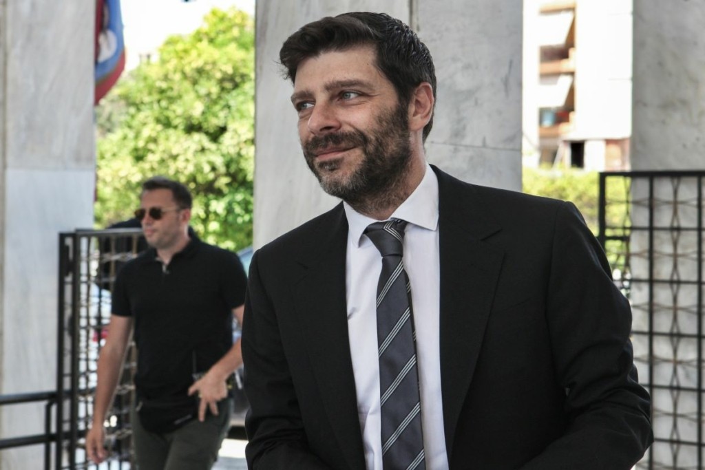 Επίθεση με μπογιές στο σπίτι του Νικόλα Γιατρομανωλάκη – H απάντηση του Οικονόμου