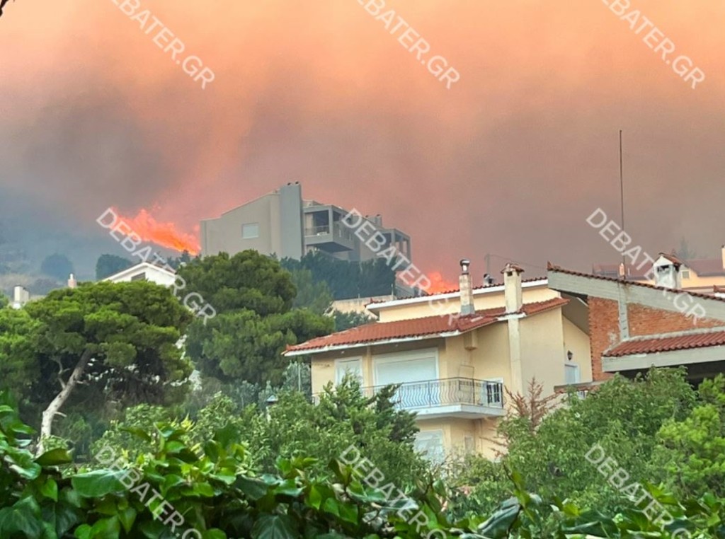 Συγκλονιστική εικόνα – Όταν η “δαιμονική” φωτιά “γλιστρά” με μανία προς τα σπίτια στο Ντράφι (vid)