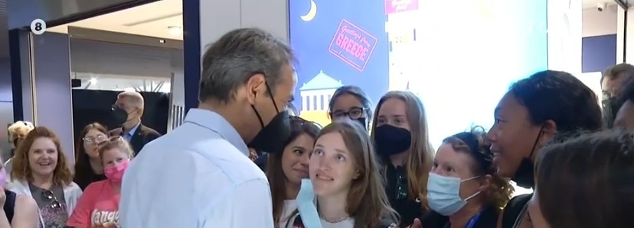 Κορίτσια… ο Μητσοτάκης! Η συνάντηση με τουρίστριες που δεν ήξεραν ποιος είναι – “Μπορείτε να βγάλετε και φωτογραφία”