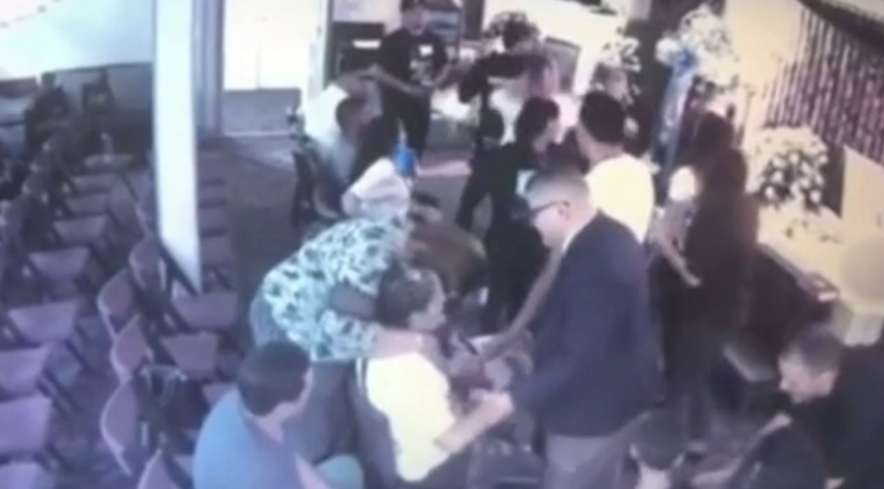 H κηδεία μετατράπηκε σε… ρινγκ – Πλακώθηκαν στο ξύλο ενώ ήταν το φέρετρο ανοιχτό (vid)