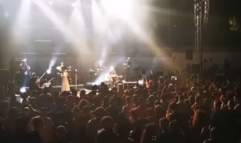 “Πανικός” σε συναυλία του Μάλαμα – Ζήτησε να “κατέβει” πανό για τον Λιγνάδη και τον “δικάζει” το Twitter