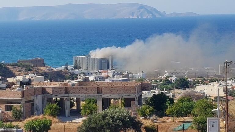 Πυκνοί καπνοί “σκέπασαν” ξενοδοχείο στην Κρήτη – Απομακρύνθηκαν άμεσα τουρίστες και προσωπικό (pic&vid)