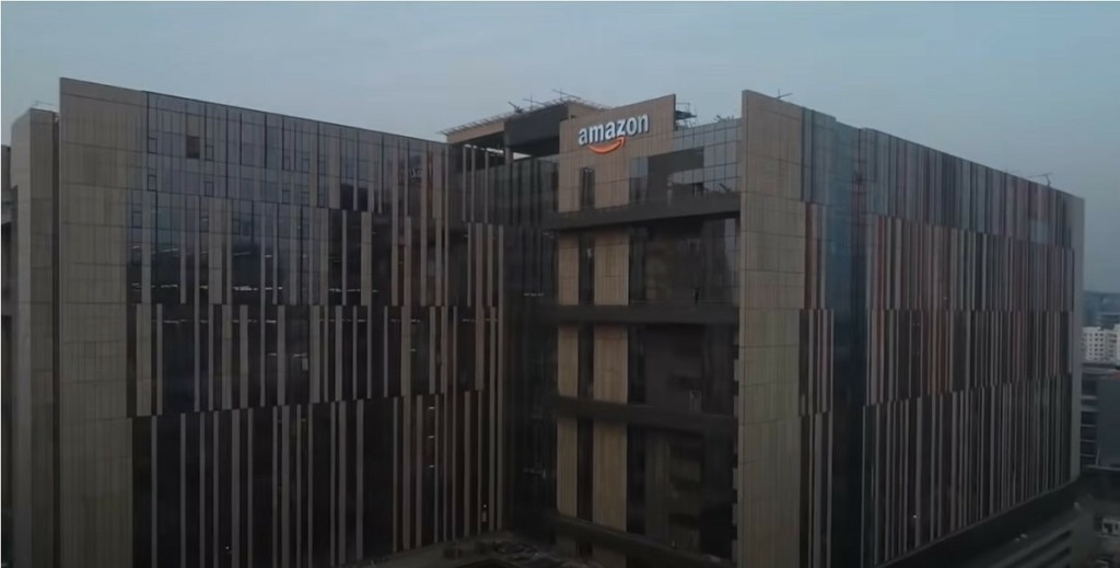 Σε μαζικές προσλήψεις προχωράει η Amazon στην Βρετανία