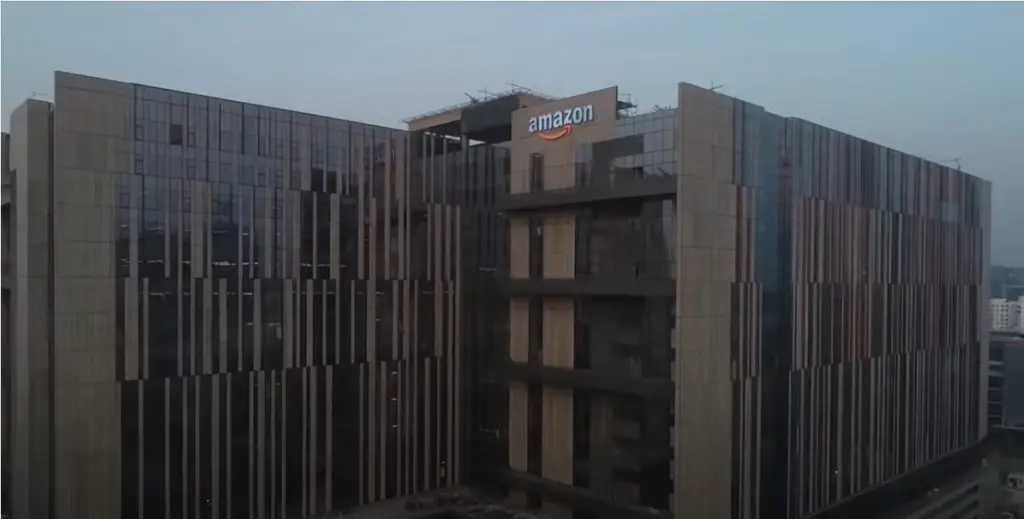 Σε μαζικές προσλήψεις προχωράει η Amazon στην Βρετανία